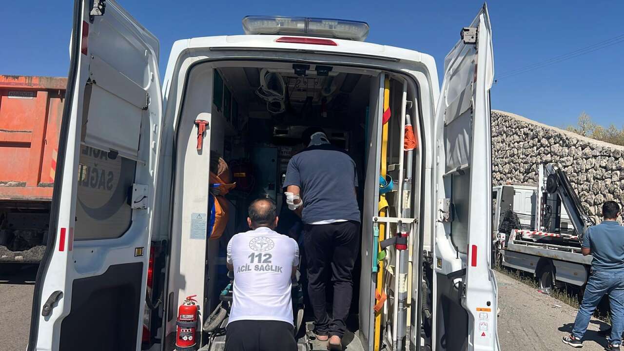 Çekici ile traktör çarpıştı! 4’ü çocuk 6 yaralı var 7